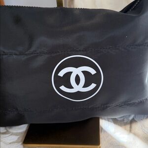 Designer CC
Cloth shoulder bag with match pewter chain 12 by 8 appx chic